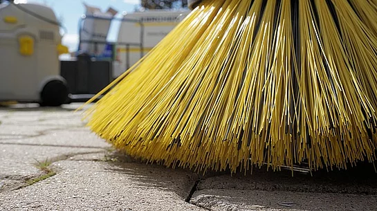 Gepflasterte Fläche mit Bürste einer Straßenkehrmaschine